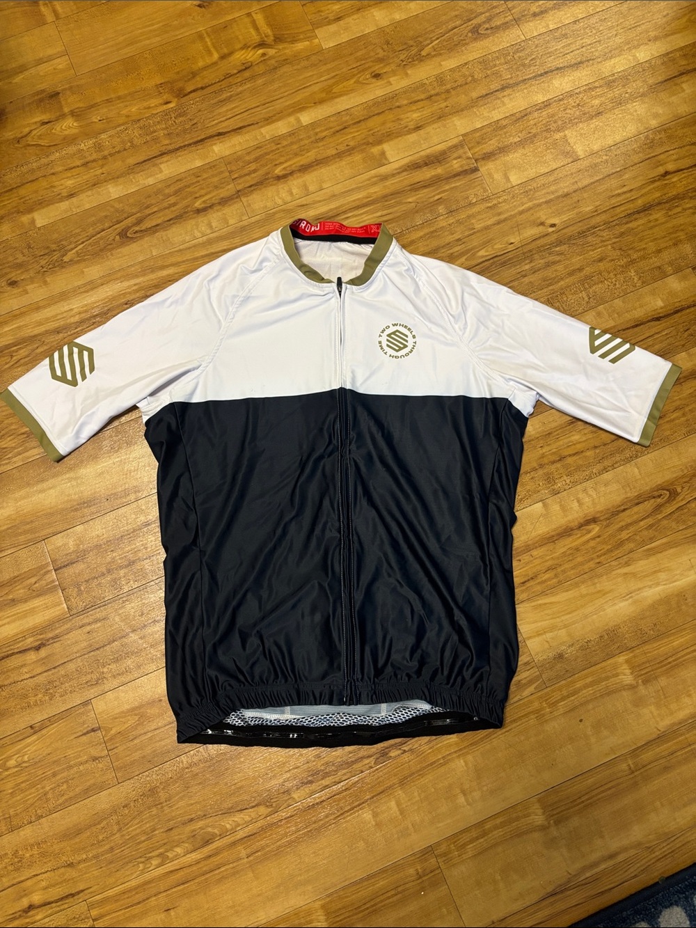 Siroko Two-Tone Cycling Jersey in White & Black